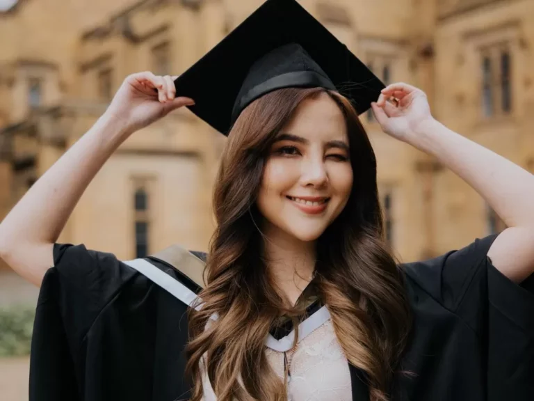 Rambut Wisuda Makin Cantik dengan 5 Model Toga Terbaru!