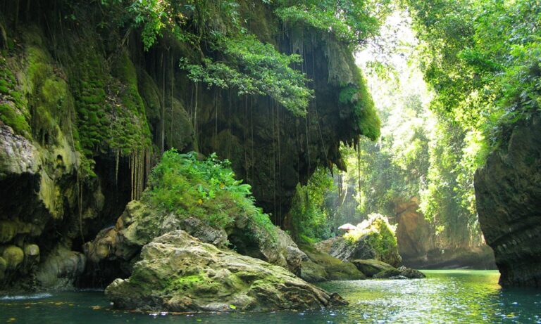 Menjelajahi Keindahan Tersembunyi Green Canyon Pangandaran yang Memikat