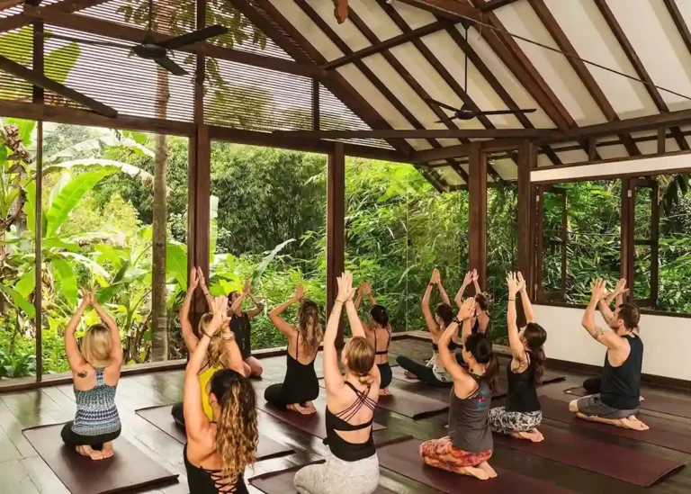 Menjelajahi Kesehatan dan Ketenangan di Pulau Dewata: 5 Pilihan Yoga Terbaik