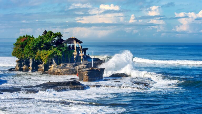 Pesona Tanah Lot: Wisata Indonesia yang Memikat Hati dan Jiwa